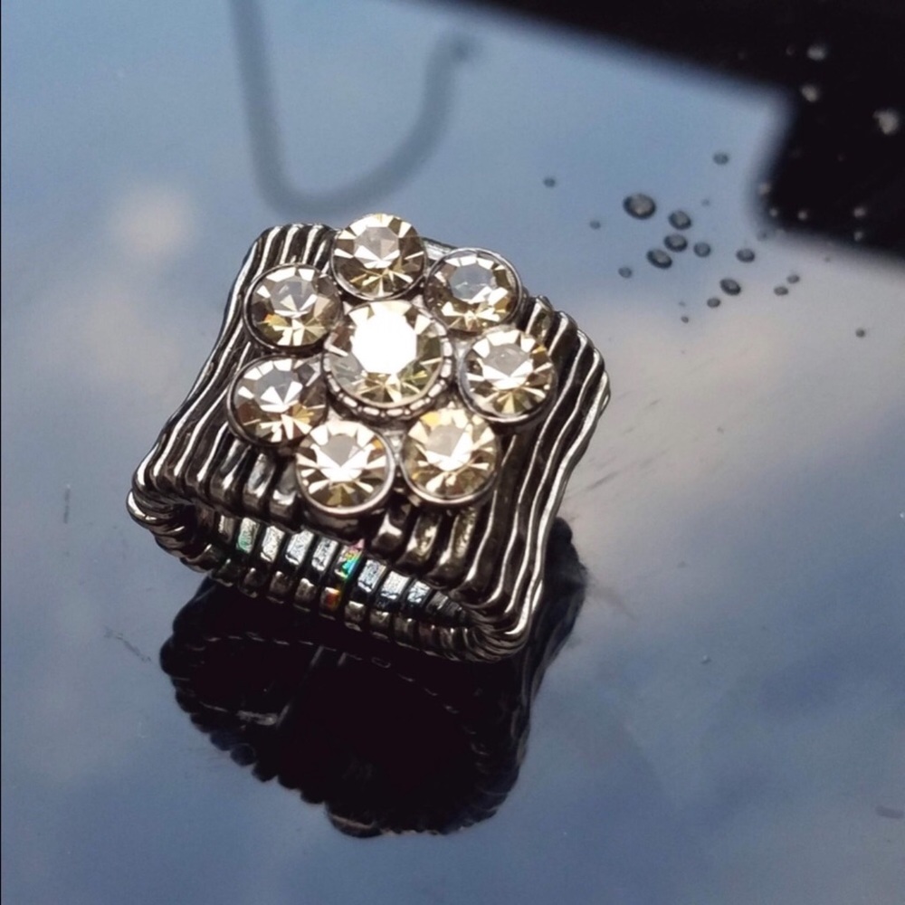 🆕Vintage Style Rhinestone Flower Stretch Ring - Picture 3 of 5